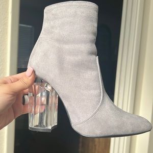 Woman’s booty size 7